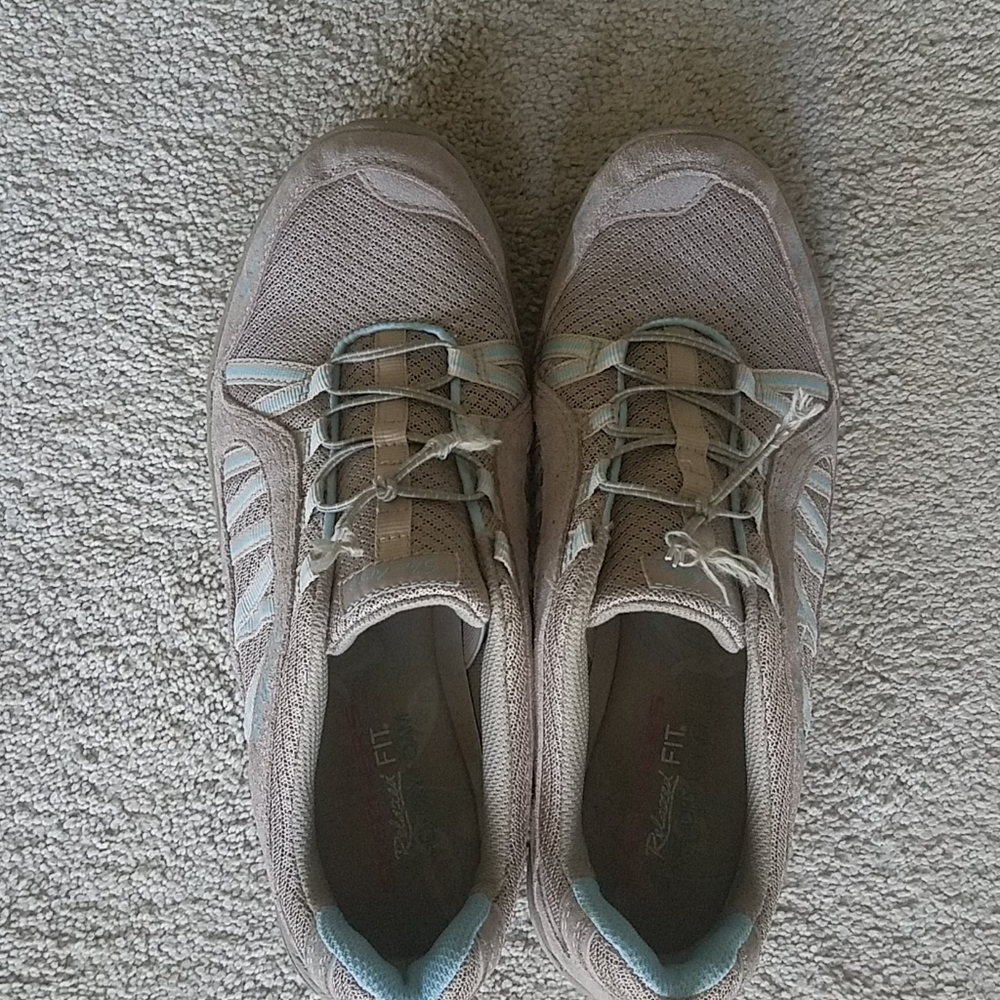 Tennis shoes